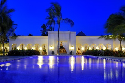 Tanzanie, archipel de Zanzibar, île de Unguja (Zanzibar), côte Sud-Est, Bwejuu, le luxueux Baraza Resort & Spa, un des restaurants