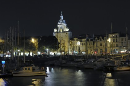 France, Charente-Maritime (17), La Rochelle, le Vieux Port, la Porte de la Grosse Horloge au bout du quai Duperré