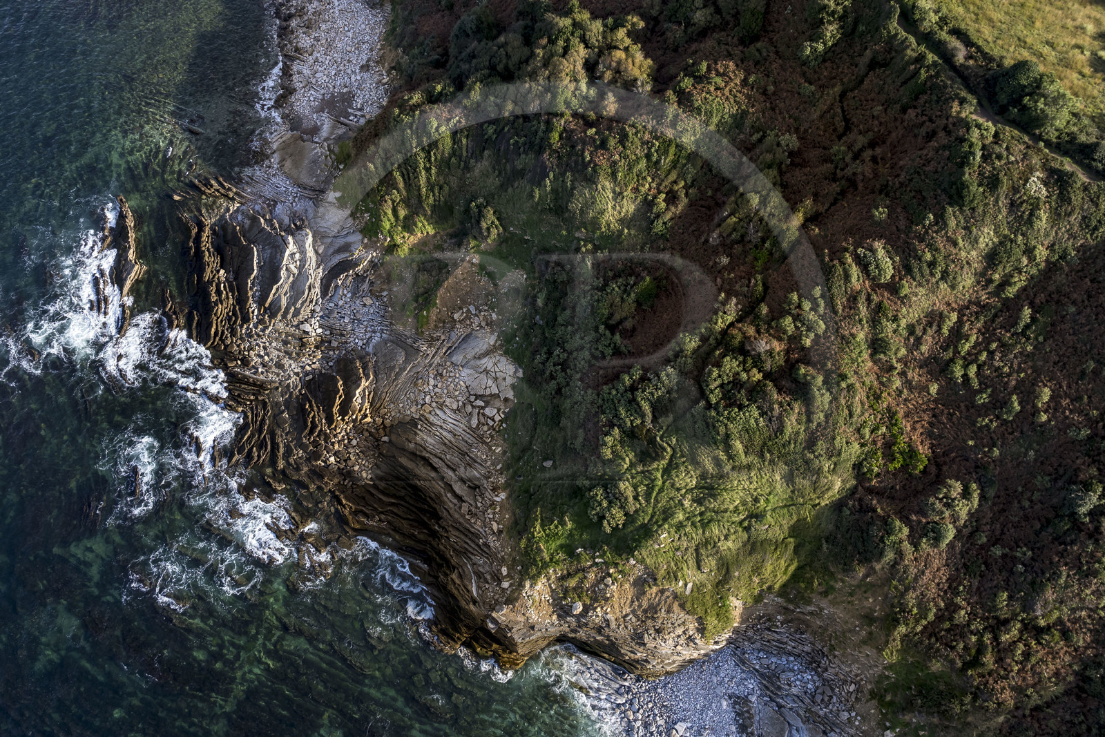 France, Pyrénées-Atlantiques (64), la côte du Pays-Basque, Saint-Jean-de-Luz, falaises de flysch, sortes de mille-feuille alternant roches dures et roches tendres, à la pointe entre la plage d’Erromardie et la plage de Lafitenia (vue aérienne)
