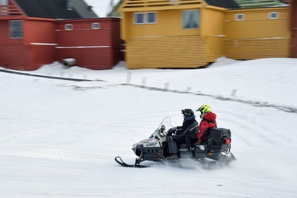 Norway, Svalbard, Spitzbergen, Longyearbyen, snowmobile