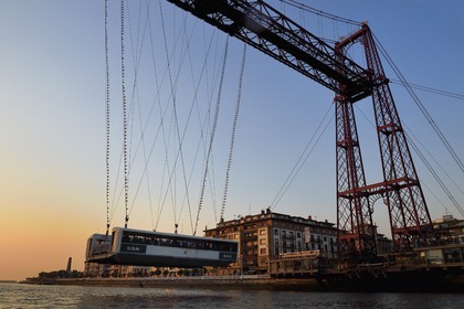 Espagne, Pays basque espagnol, Biscaye, Bilbao, pont de Biscaye (Puente de Vizcaya ou Puente Colgante) sur le fleuve Nervion, reliant les deux villes de Portugalete et Getxo, toujours en service, ce pont transbordeur construit de 1888 à 1893 est le premier construit et aussi le plus grand du monde, classé Patrimoine Mondial de l'UNESCO