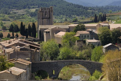 France, Aude (11), village de Lagrasse, labellisé Les Plus Beaux Villages de France, ponts sur l' Orbieu et abbaye Sainte-Marie de Lagrasse au fond