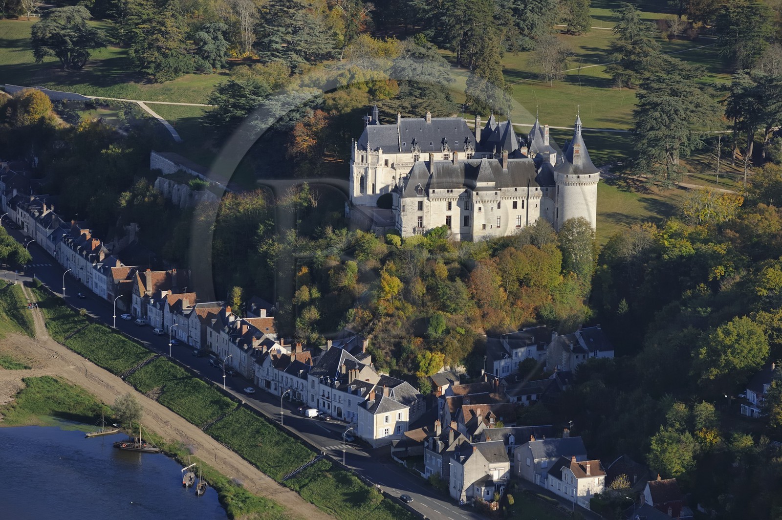 France, Loir-et-Cher (41), Vallée de la Loire classée Patrimoine Mondial de l'UNESCO, château de Chaumont-sur-Loire (vue aérienne)