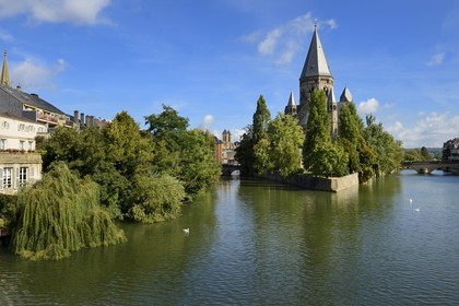 France, Moselle (57), Metz, Ile du Petit-Saulcy, le temple neuf ou église des allemands de culte protestant reformé et les berges de la Moselle canalisée
