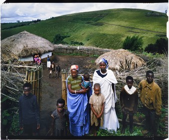 Burundi, province de Bujumbura, région d'Ijenda, famille Tutsi devant l'enceinte principale du rugo (ferme traditionnelle) (reproduction plan-film inversible 4x5)