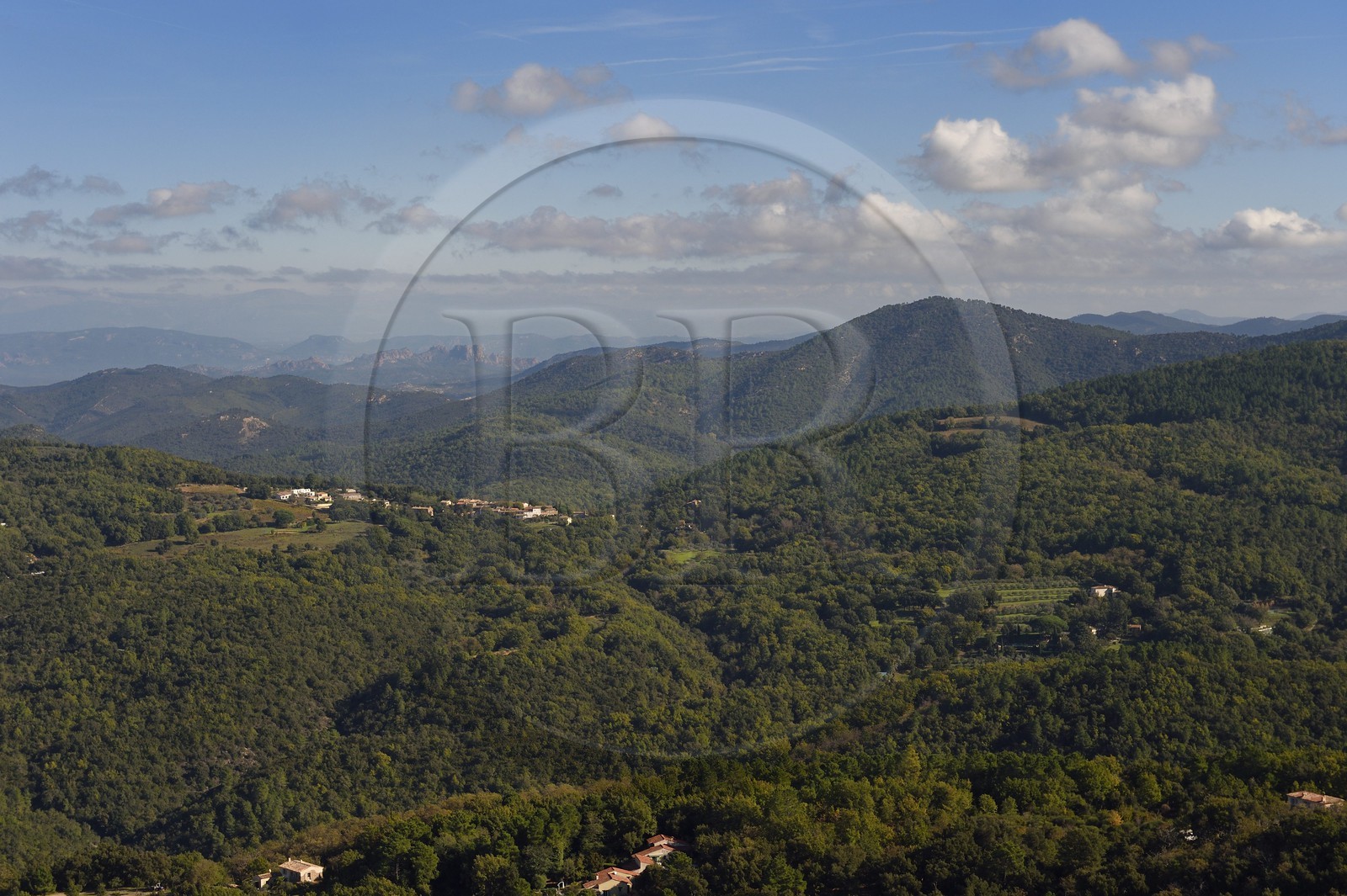 France, Var (83), Massif des Maures à l'Est de La Garde Freinet (vue aérienne)