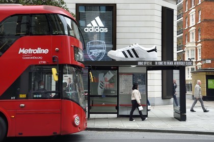 Royaume-Uni, Londres, chaussure géante perchée sur un abribus pour la publicité d'Adidas dans Oxford street