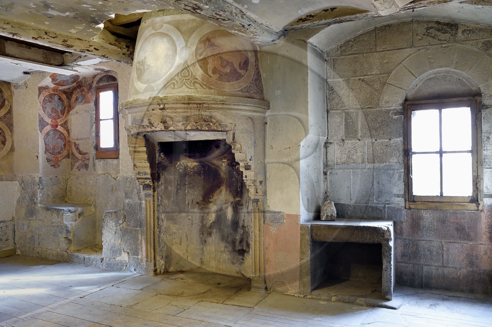 France, Haute-Loire (43), Le Puy-en-Velay, étape des chemins de Compostelle, l'ensemble cathédrale Notre-Dame-de-l'Annonciation classée Patrimoine Mondial de l'UNESCO, logis  des  clergeons, appartement du doyen, la salle des Griffons du XIIe siècle, reproduction picturale de motifs à griffons des tissus byzantins les plus chers de l'époque