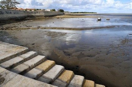 France, Charente-Maritime (17), Ile d'Aix, le port à marée basse, quai de l'Arcadie (cale de haute mer)