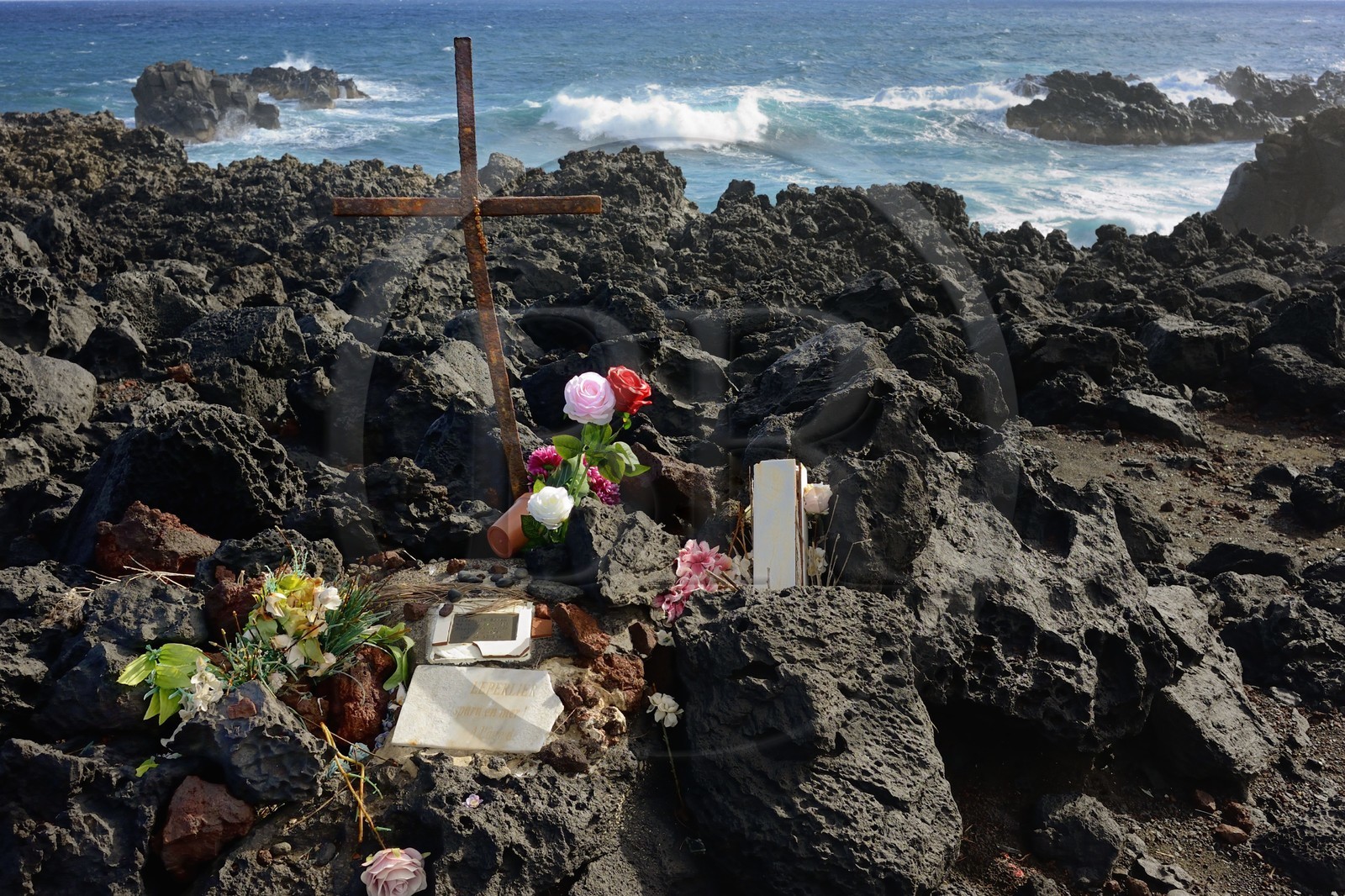 France, Ile de la Reunion, L'Etang Salé les Bains, la côte entre Le Gouffre et l'Etang du Gol, roches noires basaltiques d'origine volcanique tourmentées par l'océan, cénotaphe en mémoire d'un marin disparu en mer
