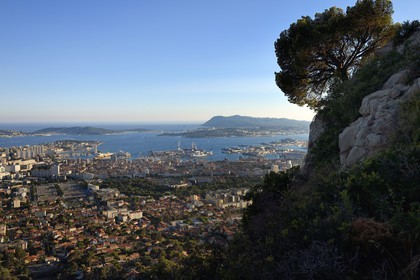 France, Var (83), Toulon, la rade depuis le Mont Faron, la base navale et le Cap Sicié en arrière plan