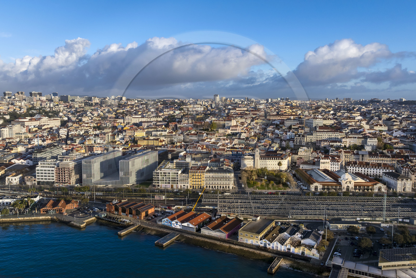 Portugal, Lisbonne, quartier de Sao Paulo au pied du Bairro Alto, en arrière plan à gauche le palais de Sao Bento qui abrite l'Assemblée de la République portugaise, au premier plan à doite le Mercado da Ribeira (Time Out Market Lisboa) (vue aérienne)