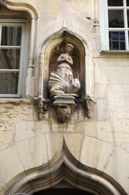 France, Côte d'Or (21), Dijon, Hôtel Filsjean de Mimande rue des Godrans, statue de Sainte-Marguerite écrasant un dragon
