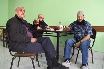 Azerbaïdjan, région de Quba (Guba), trois hommes partageant un thé dans un café