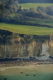 France, Seine-Maritime (76), Pays de Caux, Sotteville-sur-Mer, pigeonnier au dessus des falaises calcaires de la Côte d'Albâtre (vue aérienne)