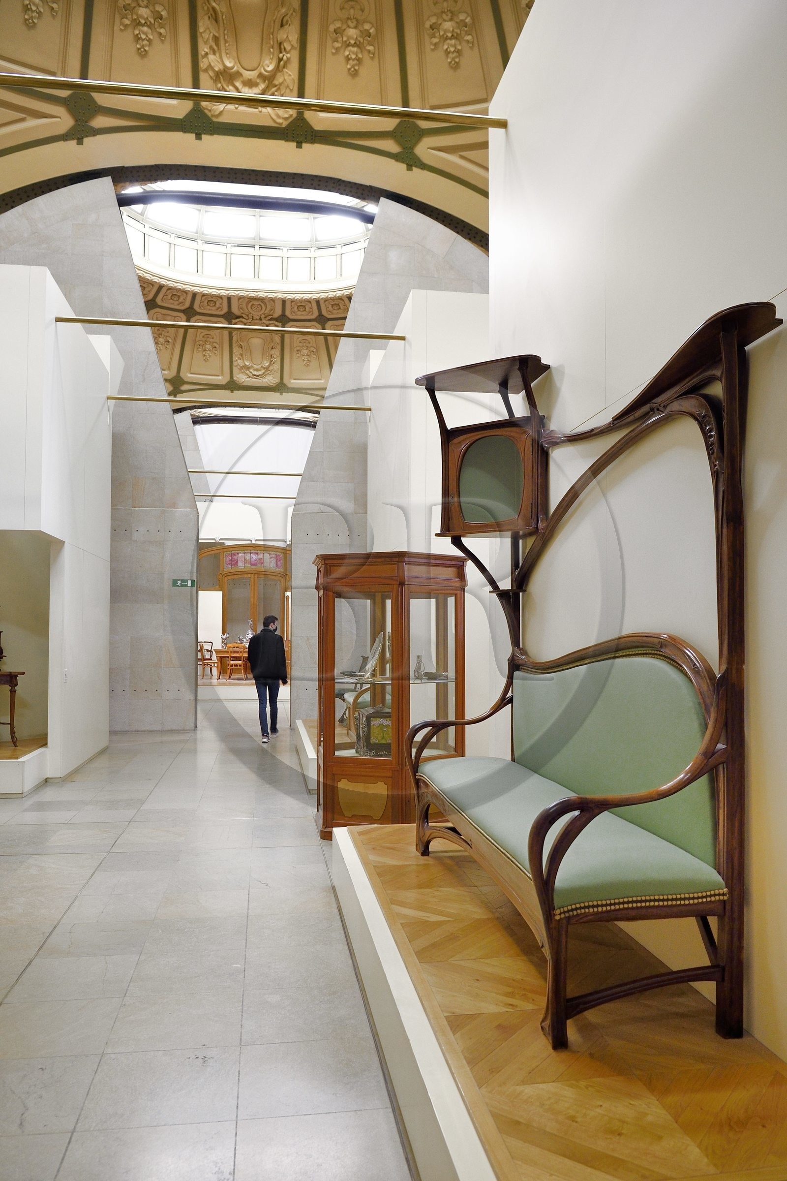 France, Paris (75), le musée d'Orsay, mobilier Art Nouveau, Banquette de fumoir en 1897 de Hector Guimard