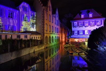 France, Haut-Rhin (68), Colmar, la petite Venise, quartier de la Krutenau arrosé par la rivière Lauch et barque à fond plat à Noël