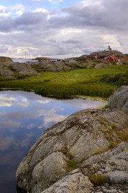 Suède, Västra Götaland, Väderöarna (iles météo) au large de Fjällbacka, petit lac