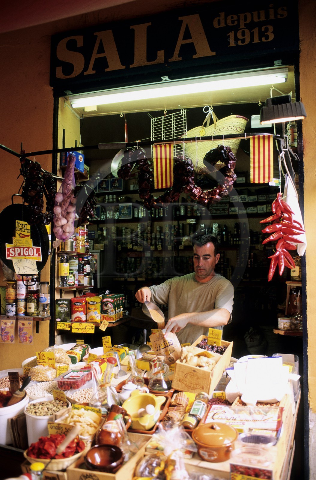 France, Pyrénées-Orientales (66), Perpignan, épicerie Sala, rue de l' Adjudant Paratilla, spécialiste des produits catalans