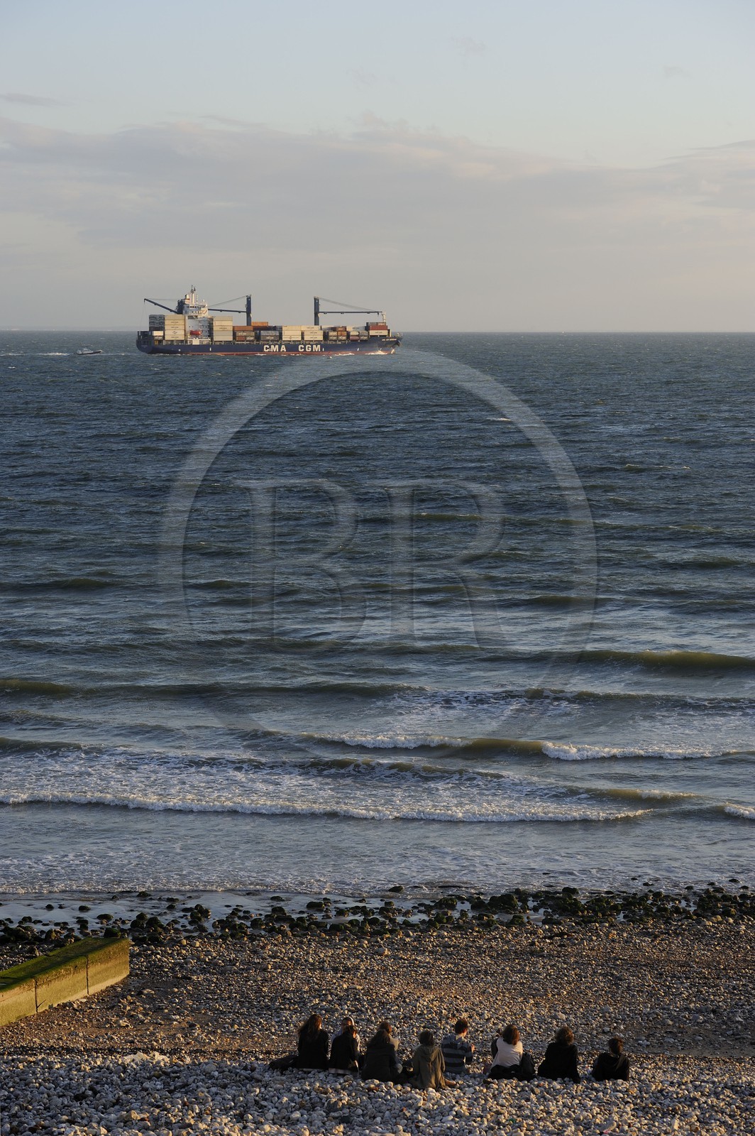 France, Seine-Maritime (76), Le Havre, observation du passage des grands porte-containers depuis la grande plage à Sainte-Adresse