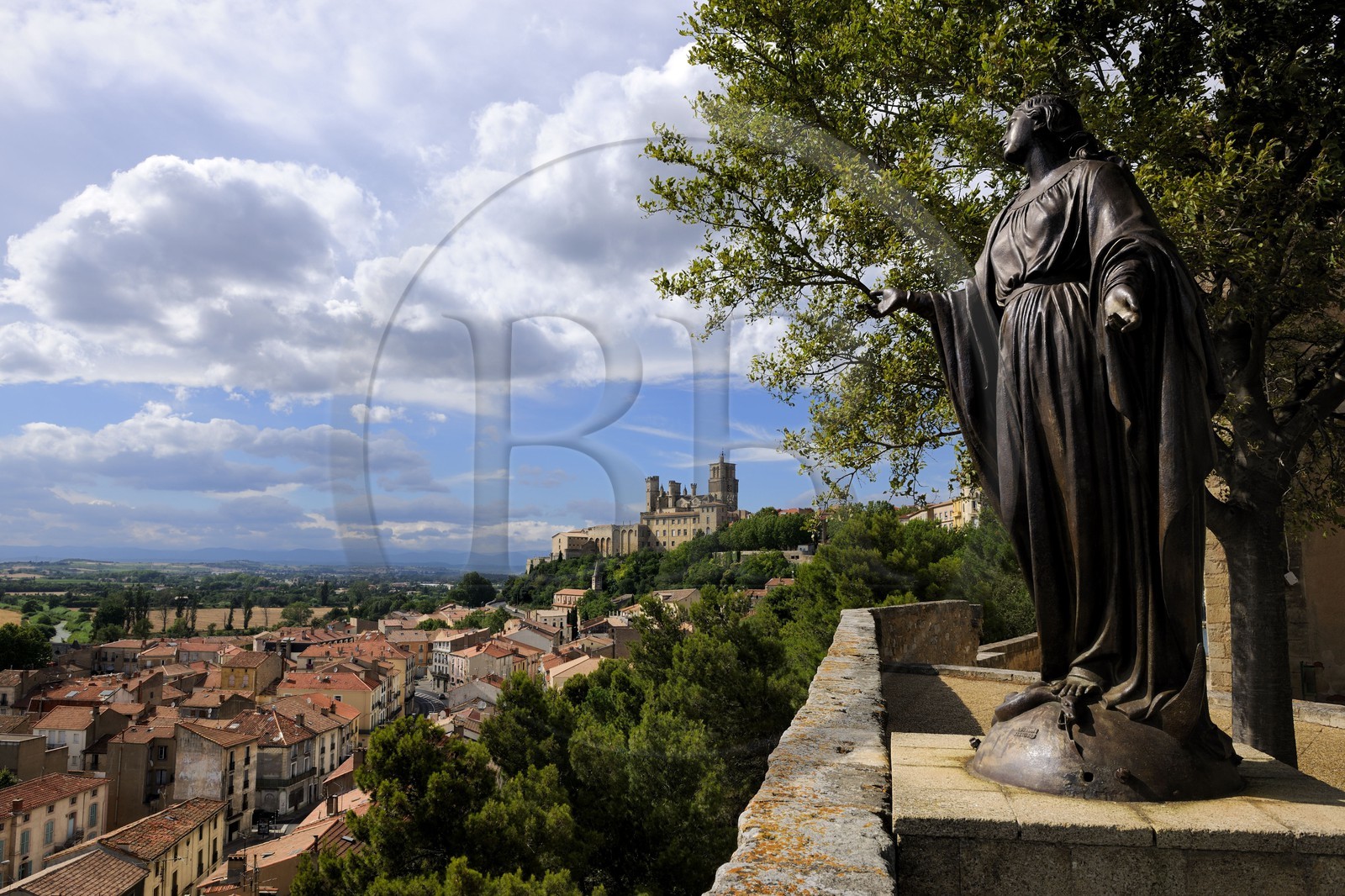 France, Hérault (34), Béziers, la cathédrale Saint-Nazaire depuis le parc de l'église Saint-Jacques et le massif du Caroux au fond