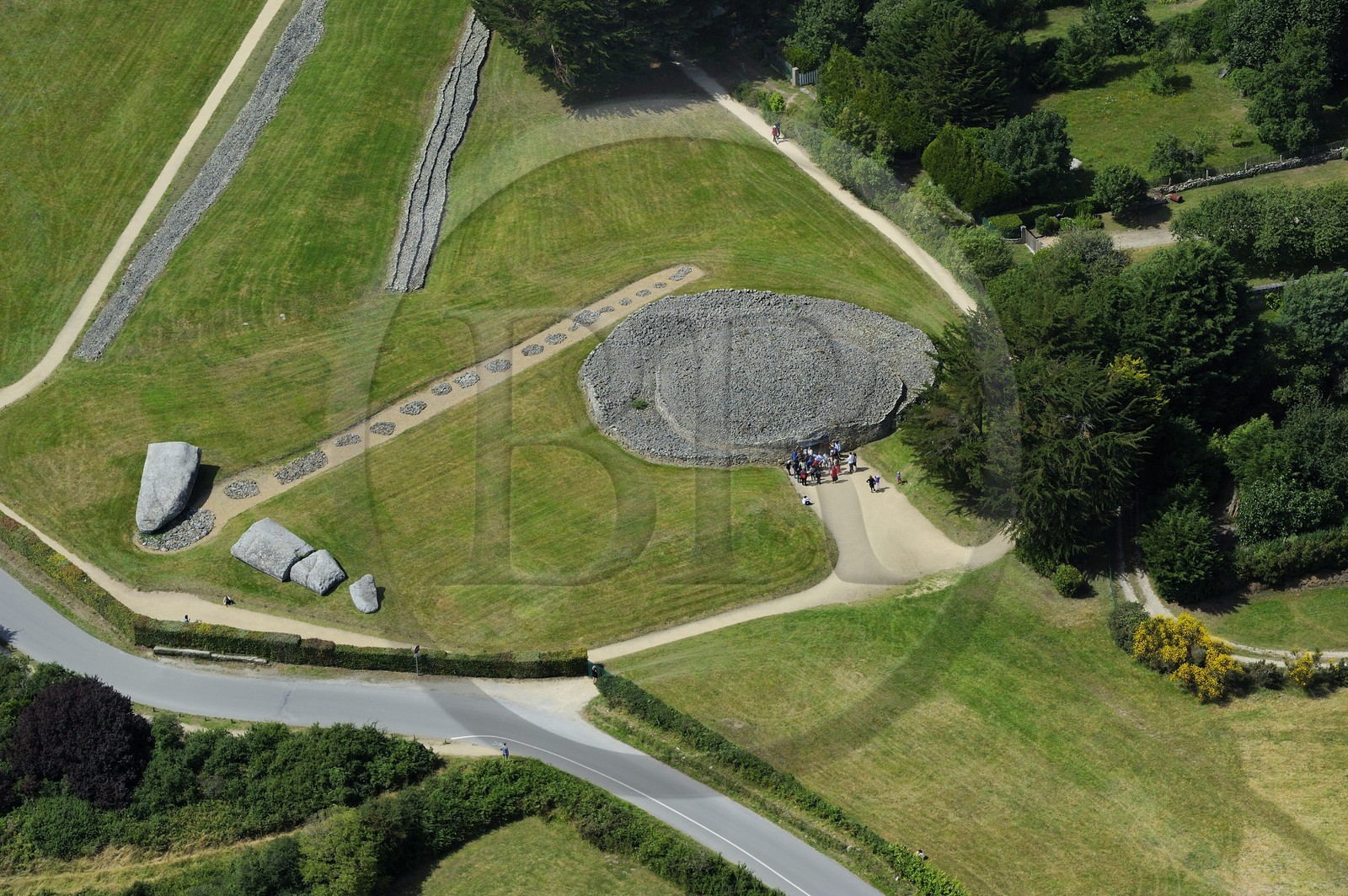 France, Morbihan (56), Golfe du Morbihan, Locmariaquer, le grand menhir brisé d'Er Grah et le cairn de la Table des Marchands (vue aérienne)