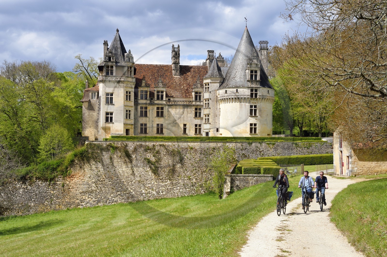 France, Dordogne, Périgord Vert, Villars, cyclists traveling along the Flow Vélo cycle route in front of Renaissance style Puyguilhem castle