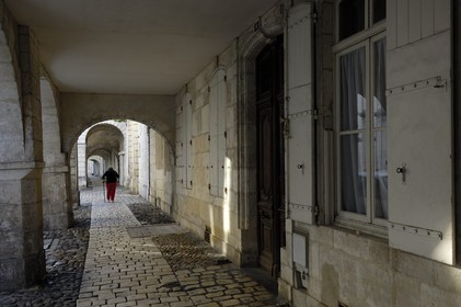 France, Charente-Maritime (17), La Rochelle, arcades de la rue de l'Escale
