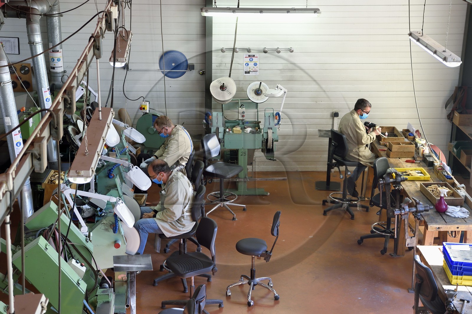 France, Dordogne (24), Périgord Vert, Nontron, fabrication artisanale des couteaux de Nontron à la Coutellerie Nontronnaise