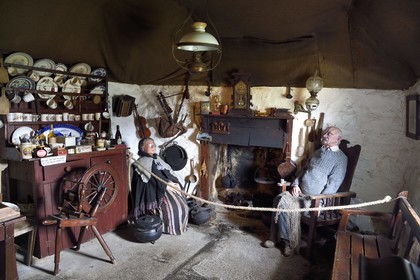 Royaume-Uni, Ecosse, région des Highlands, les Hébrides, Ile de Skye, pointe de Trotternish, l'écomuséee Skye museum of Island Life, intérieur de la maison de John Graham (1965)