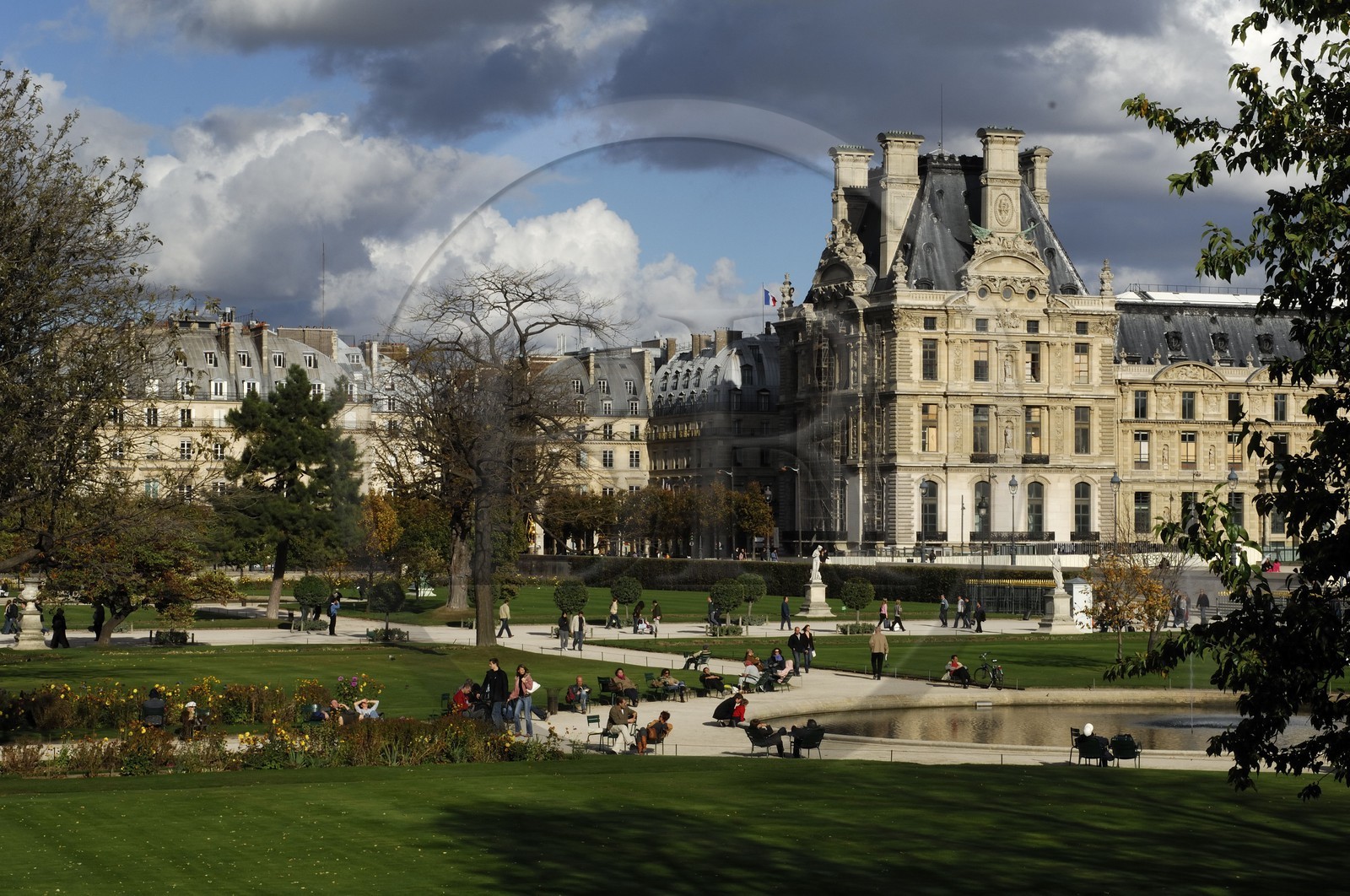 France, Paris (75), le Jardin des Tuileries avec en arrière-plan le Musée des Arts Décoratifs dans l'aile de Marsan du palais du Louvre