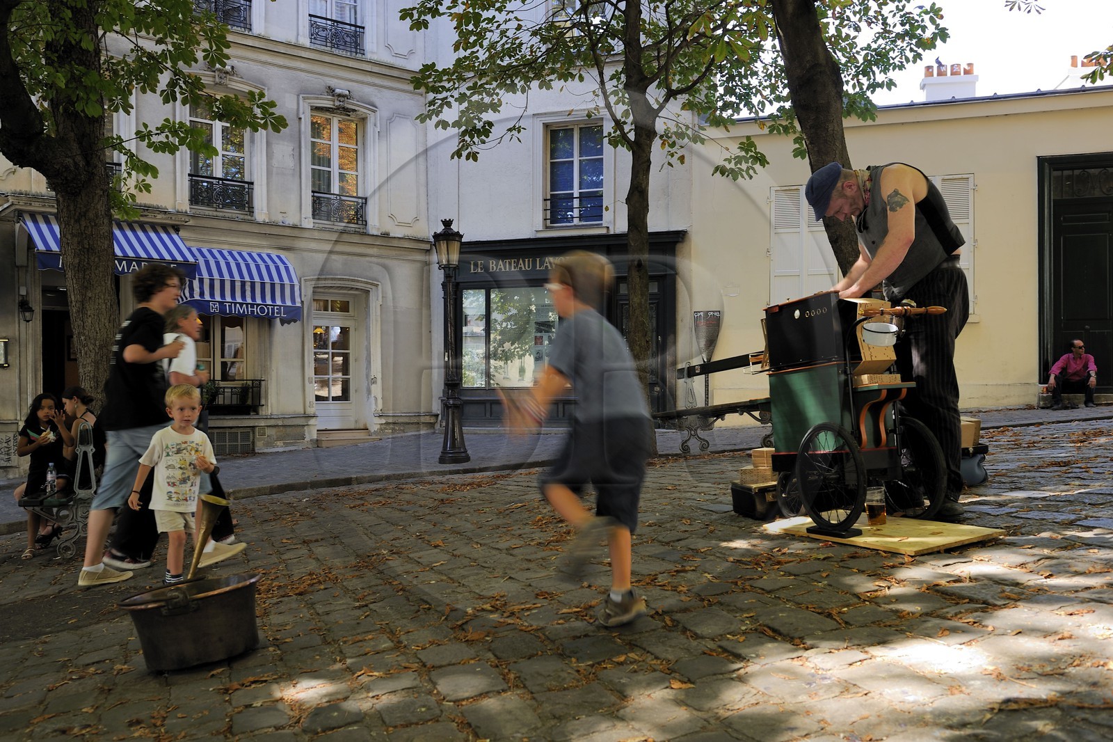 France, Paris (75), Butte Montmartre, Valmy qui est musicien de rue à l'Orgue de barbarie sur la place Emile Goudeau et le bateau Lavoir en arrière plan