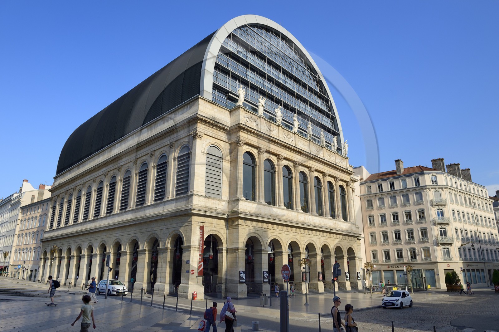 France, Rhône (69), Lyon, site historique classé Patrimoine Mondial de l'UNESCO, façade de l'opéra de Lyon par l'architecte Jean Nouvel, les muses du fronton