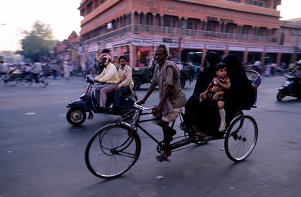 Inde, état du Rajasthan, Jaipur, Rickshaws dans les rues de la Cité
