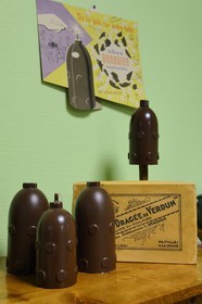 France, Meuse (55), Verdun, usine de dragées Braquier, les célèbres obus explosibles en chocolat de Braquier, la coque en chocolat noir en forme d'obus explose pour laisser échapper dragées et gadgets