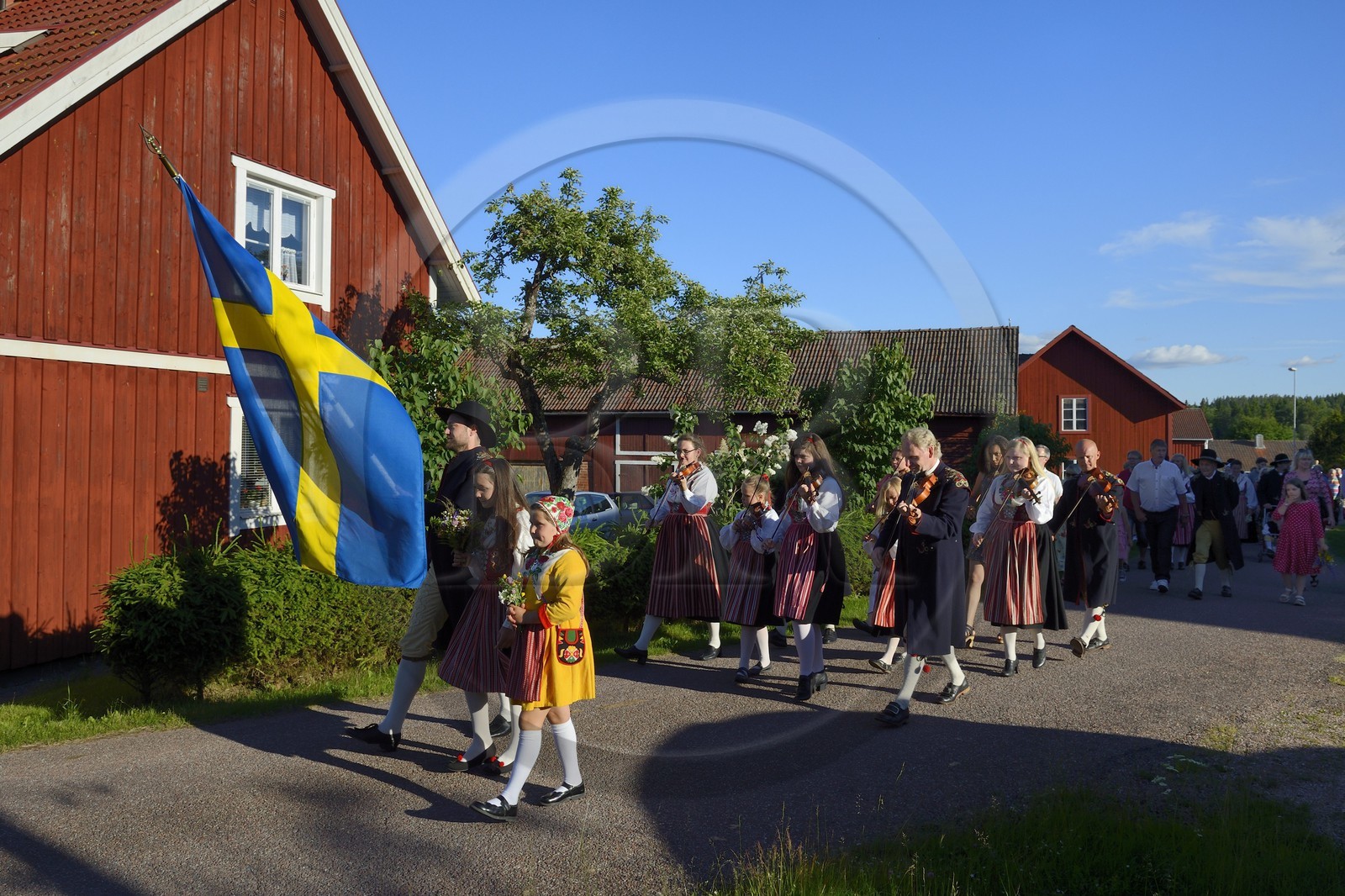 Suède, comté de Dalécarlie, région de Leksand, défilé en costume traditionnel pour les célébrations du solstice d'été dans le petit hameau de Hjulbäck