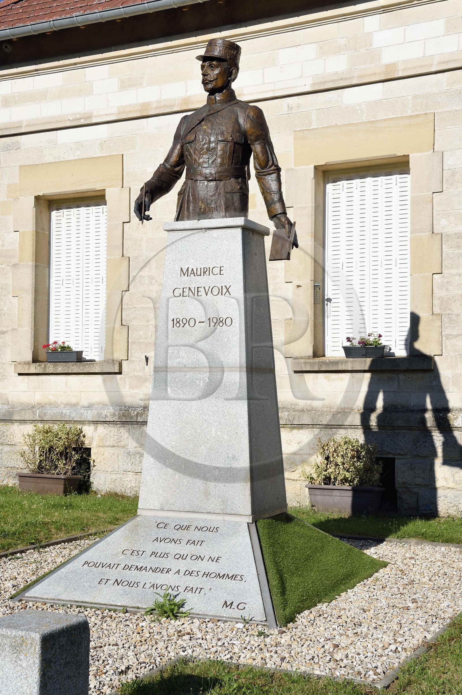 France, Meuse (55), Parc régional de Lorraine, Cotes de Meuse, Les Eparges, la statue-buste de Maurice Genevoix, ancien combattant de la première guerre mondiale, écrivain et poète français qui entrera au Panthéon en 2019
