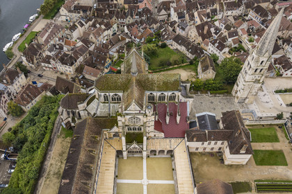 France, Yonne (89), Auxerre, Cité de la Parole et du Son, l'abbaye Saint-Germain et son cloitre surplombant le quartier de la Marine (vue aérienne)