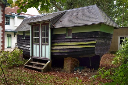 France, Seine-Maritime (76), Pays de Caux, Côte d'Albâtre, Etretat, la maison de Guy de Maupassant appelée La Guillette, caloge qui servait de logement pour son valet François Tassart, c'est une cabane aménagée à partir d'un ancien bateau de pecheur devenu impropre à la navigation