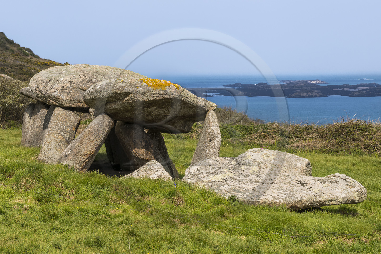 France, Côtes-d'Armor (22), Côte de Granit Rose, Trébeurden, Ile Millau, allée couverte du néolithique qui aurait servi de monument funéraire