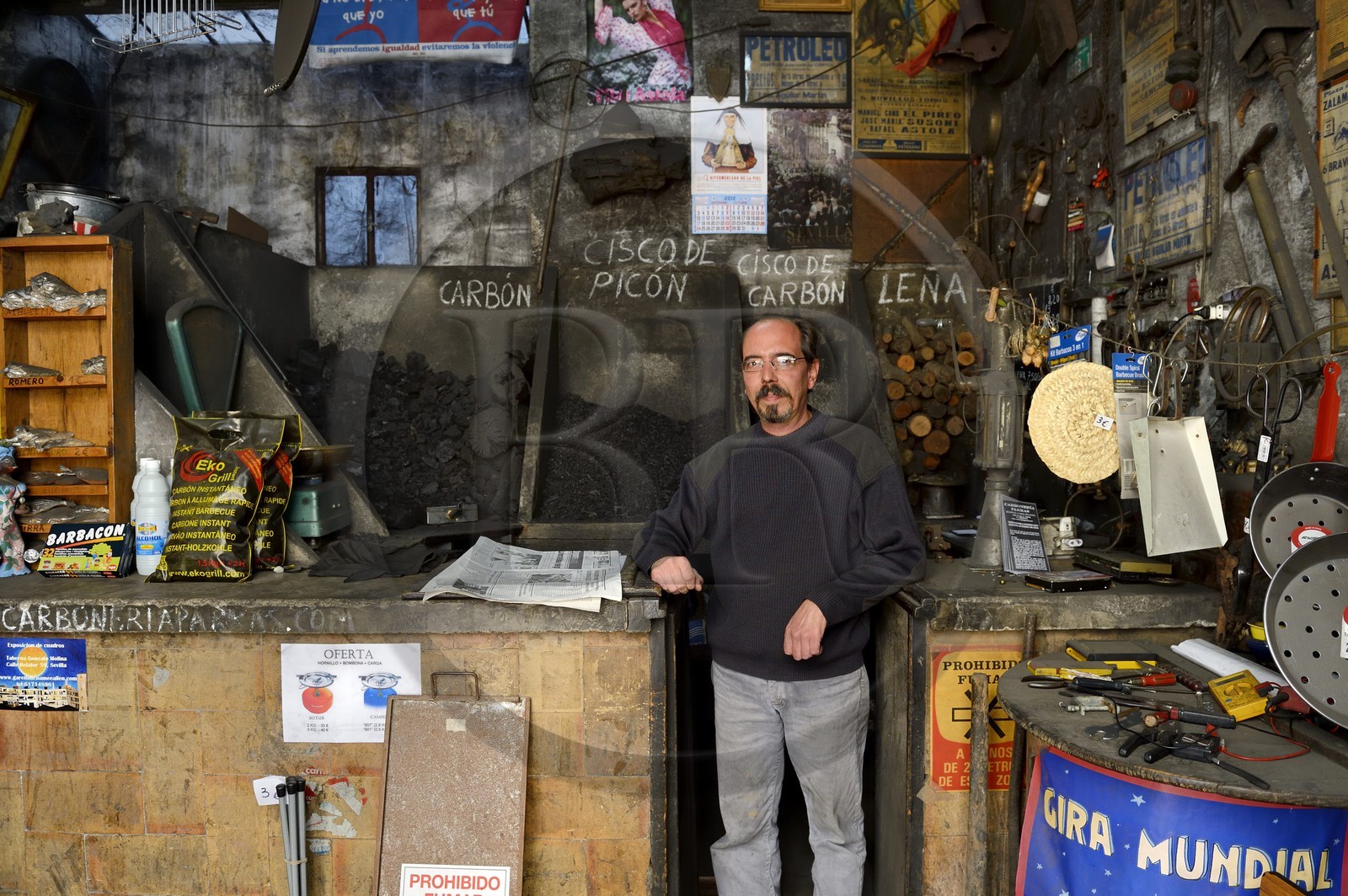 Espagne, Andalousie, Séville, quartier de la Macarena, calle Parras, le dernier marchand de charbon (Carboneria) de la ville, carboneriaparras.com