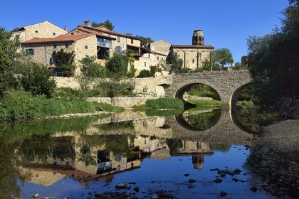 France, Haute-Loire (43), Lavaudieu, labellisé Les Plus Beaux Villages de France, vieux pont sur la Senouire et l'église abbatiale de l'Abbaye Saint-André
