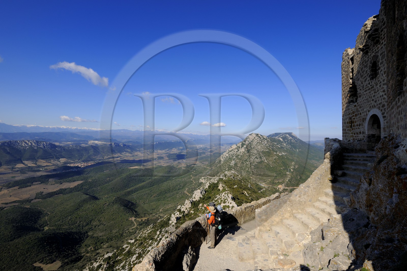 France, Aude (11), Pays Cathare, le château de Quéribus, devant la plaine de Maury et la chaine des Pyrénées