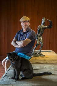 France, Bouches-du-Rhône (13), Marseille, quartier des Goudes, La Friche de l'Escalette, sculptures de l'artiste Germaine Richier avec le collectionneur et créateur du lieu Eric Touchaleaume