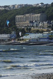 France, Seine-Maritime (76), Sainte-Adresse voisinne du Havre, pendant la Première Guerre mondiale elle fut capitale administrative de la Belgique occupée et le gouvernement belge s'installa donc d'octobre 1914 à novembre 1918 dans l'Immeuble Dufayel (visible à flanc de colline)