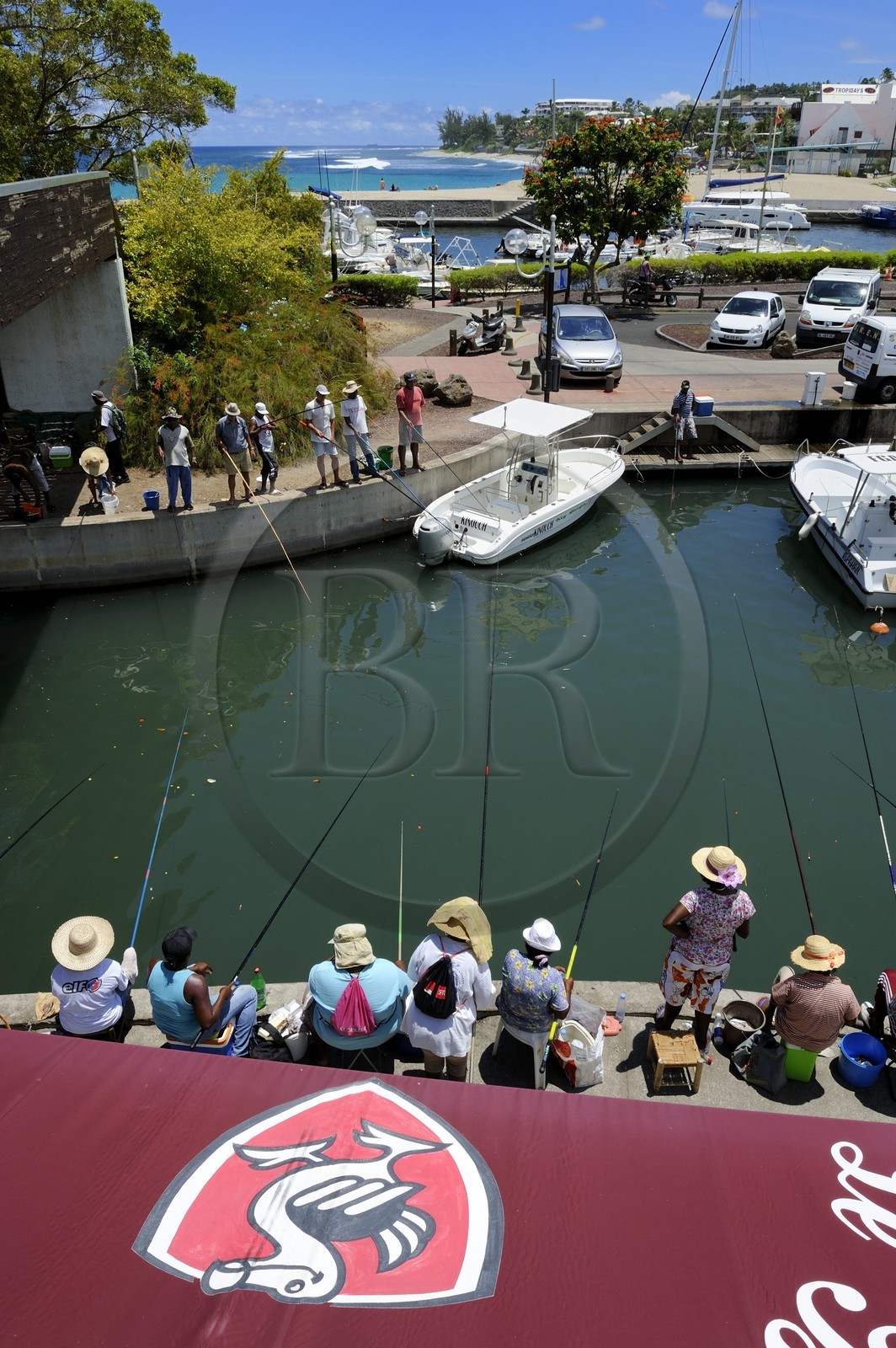 France, Ile de la Reunion, la Côte Ouest, Saint-Gilles-les-Bains, pêcheurs dans le port