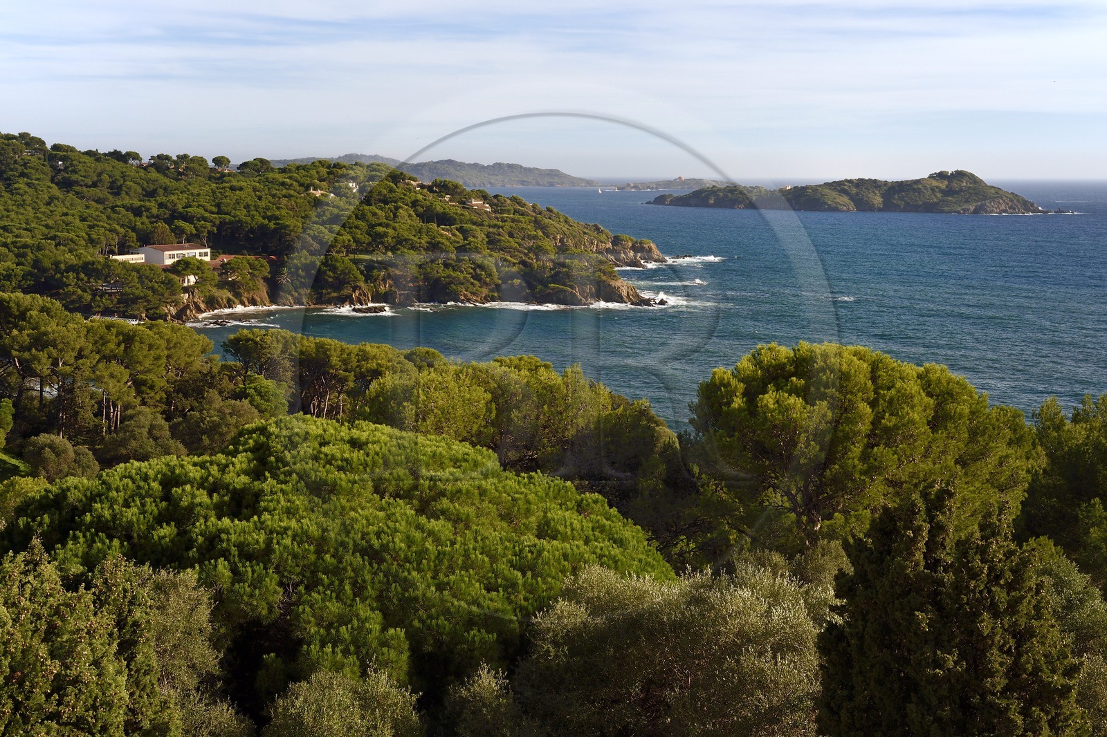 France, Var (83), Hyères, Presqu'Ile de Giens, la Pointe de la Vignette dans la Baie du Niel, l'Ile du Grand Ribaud et l'Ile de Porquerolles en arrière plan