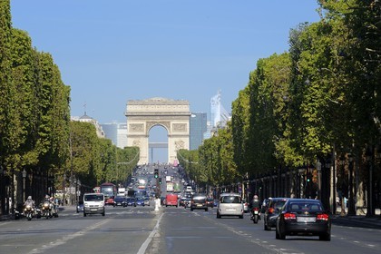 France, Paris (75), l' avenue des Champs-Elysées et l'Arc de Triomphe