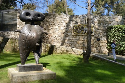 France, Alpes-Maritimes (06), Saint Paul de Vence, Fondation Maeght, musée d'art contemporain, sculpture Personnage (1970) de Joan Miro dans le jardin de sculptures