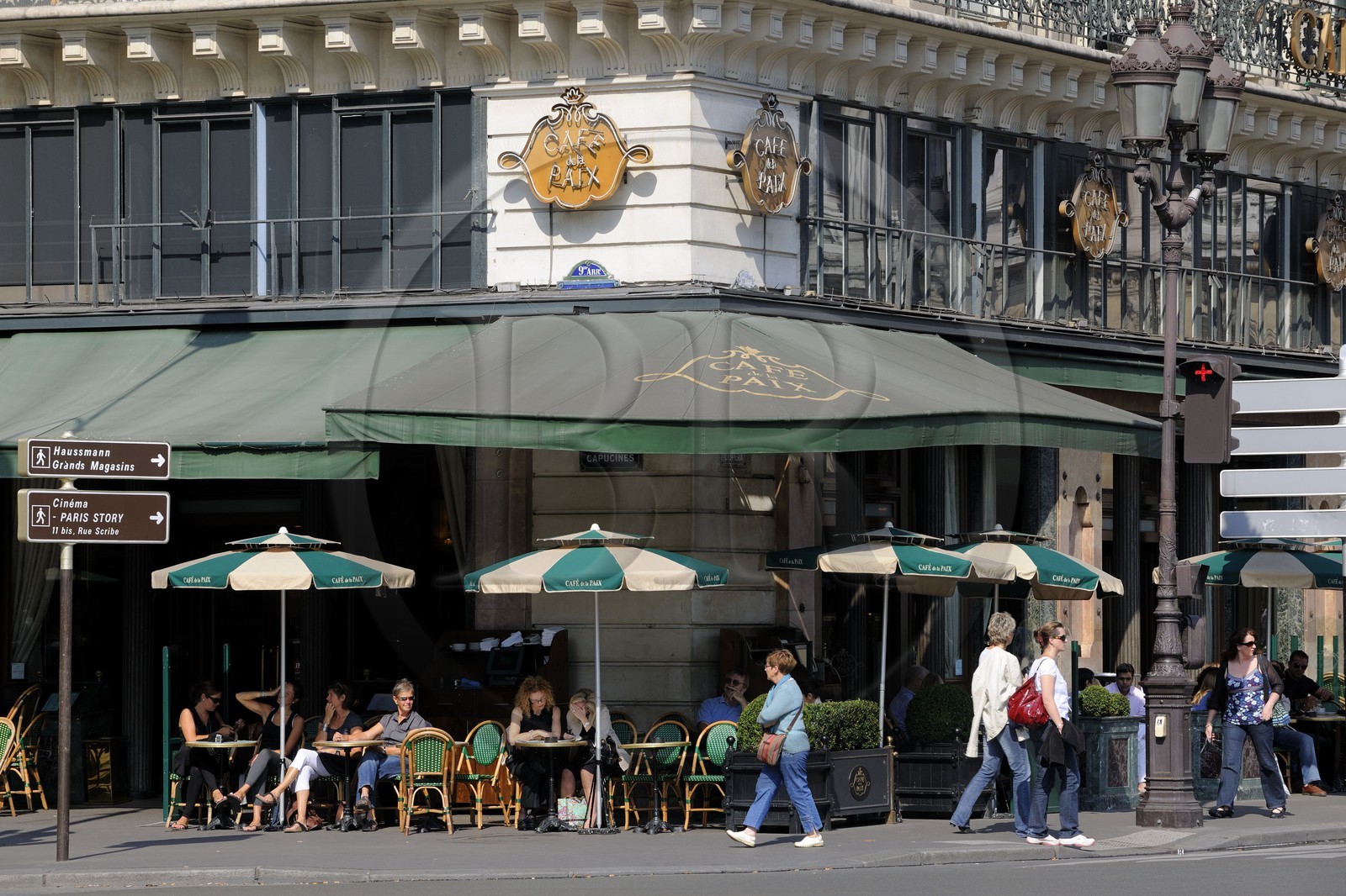 France, Paris (75), terrasse du Café de la Paix place de l'Opéra